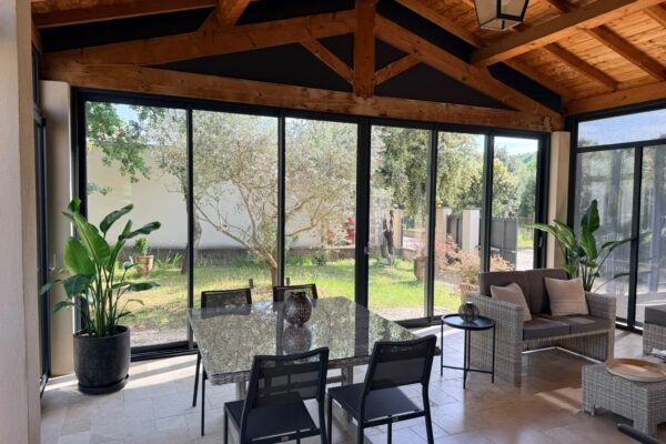 Pose de fenêtre aluminium sur mesure en rénovation par Moliner, spécialiste des menuiseries aluminium sur Cavaillon