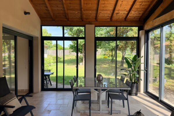 Pose de fenêtre aluminium sur mesure en rénovation par Moliner, spécialiste des menuiseries aluminium sur orange