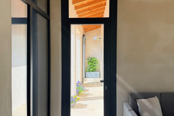 Pose d'une porte aluminium sur mesure en rénovation par Moliner, spécialiste des menuiseries aluminium sur Avignon