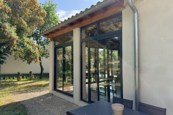Pose de fenêtre aluminium sur mesure en rénovation par Moliner, spécialiste des menuiseries aluminium sur Carpentras