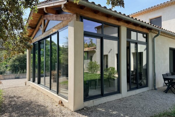 Pose de fenêtre aluminium sur mesure en rénovation par Moliner, spécialiste des menuiseries aluminium sur Avignon
