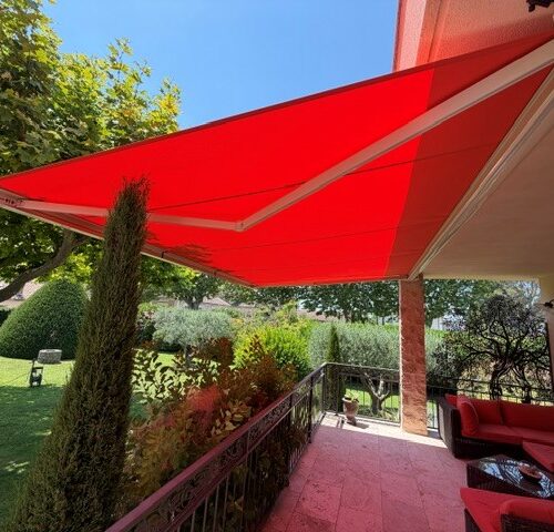 Pose d'un store banne coffre motorisé sur-mesure sur une terrasse de maison par la Société Moliner à Avignon